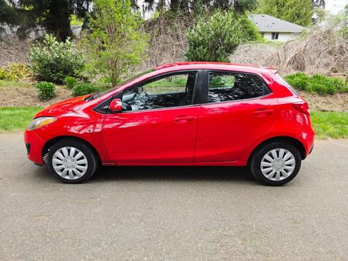 Used 2014 MAZDA MAZDA2 Sport FWD image 2