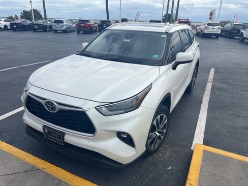 Used 2021 Toyota Highlander XLE image 2