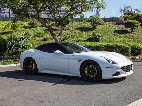 Used 2015 Ferrari California T RWD image 37