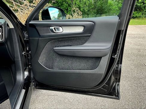 Used 2024 Volvo XC40 B5 Core image 26