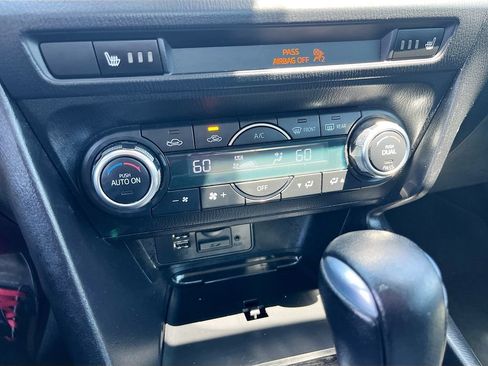 Used 2018 MAZDA MAZDA3 Touring FWD image 16