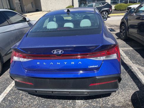 Used 2025 Hyundai Elantra Limited image 3