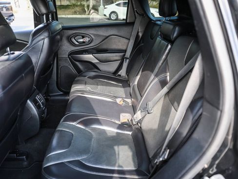 Used 2019 Jeep Cherokee Limited FWD image 6