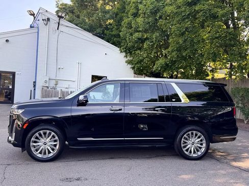 Used 2024 Cadillac Escalade ESV Premium Luxury AWD/4WD image 3