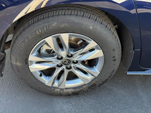 Used 2025 Toyota Sienna Limited image 9