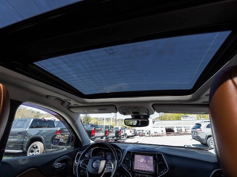 Used 2019 Jeep Cherokee Overland w/ Technology Group AWD/4WD image 33