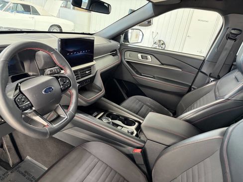 Used 2025 Ford Explorer ST-Line w/ ST-Line Street Pack image 9