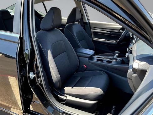 Used 2025 Nissan Altima 2.5 SV FWD image 29