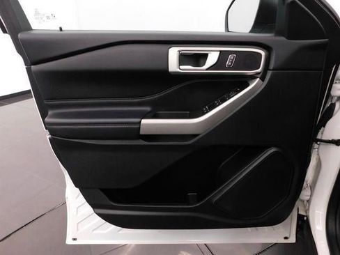 Used 2022 Ford Explorer XLT image 31