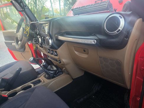 Used 2014 Jeep Wrangler Unlimited Sahara AWD/4WD image 15