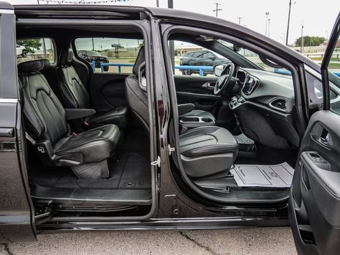 Used 2025 Chrysler Pacifica Select FWD image 51