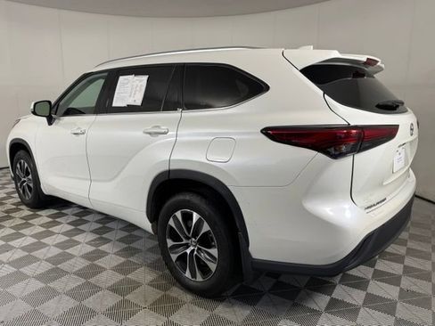 Used 2021 Toyota Highlander XLE AWD/4WD image 4