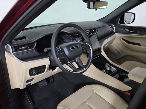 New 2025 Jeep Grand Cherokee Limited image 13