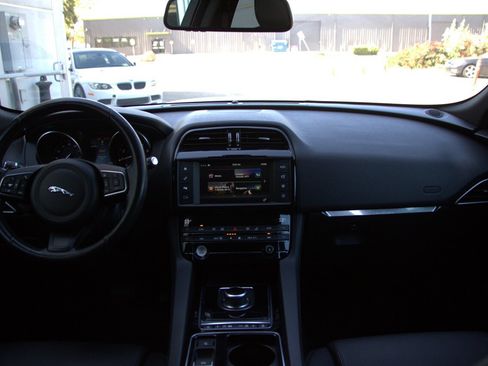 Used 2018 Jaguar F-PACE Premium AWD/4WD image 35