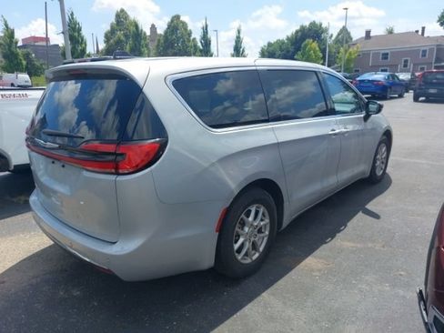Used 2024 Chrysler Pacifica Touring-L FWD image 2