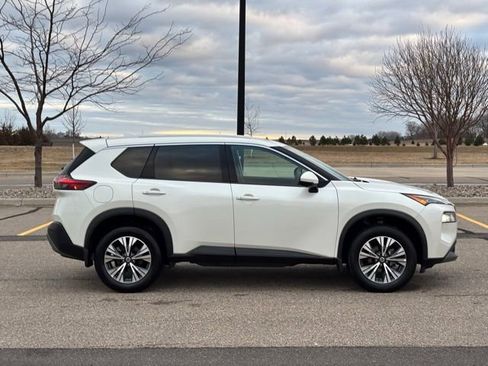 Used 2021 Nissan Rogue SV image 2