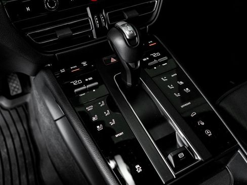 Certified 2024 Porsche Macan AWD/4WD image 20