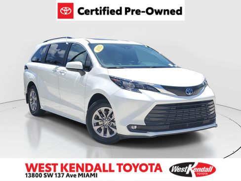 Certified 2025 Toyota Sienna XLE FWD image 1