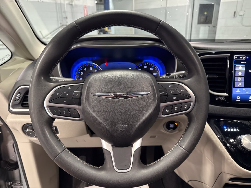 Used 2023 Chrysler Pacifica Touring-L FWD image 5