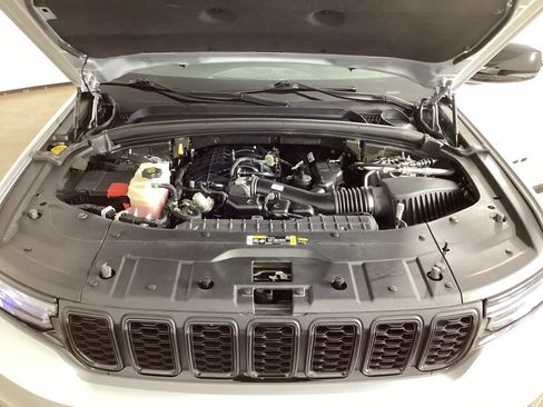 Used 2024 Jeep Grand Cherokee L Limited w/ Black Appearance Package AWD/4WD image 25