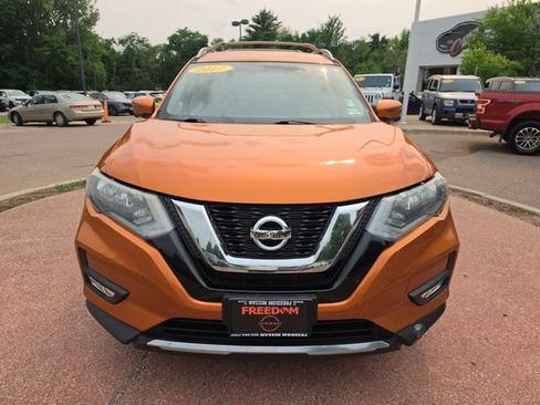 Used 2017 Nissan Rogue SV w/ SV Premium Package AWD/4WD image 8