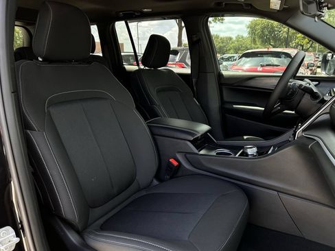 Used 2025 Jeep Grand Cherokee Laredo X RWD image 29