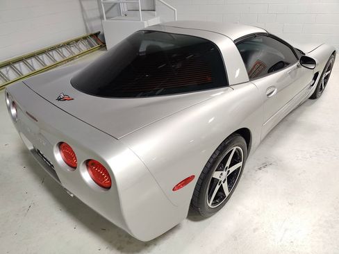 Used 2004 Chevrolet Corvette Coupe w/ Preferred Equipment Group RWD image 8