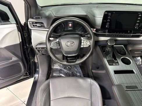 Used 2022 Toyota Sienna XSE FWD image 19