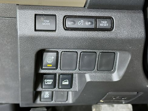 Used 2022 Nissan Frontier SV w/ Technology Package image 17