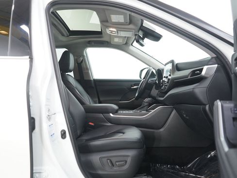 Used 2020 Toyota Highlander XLE image 12