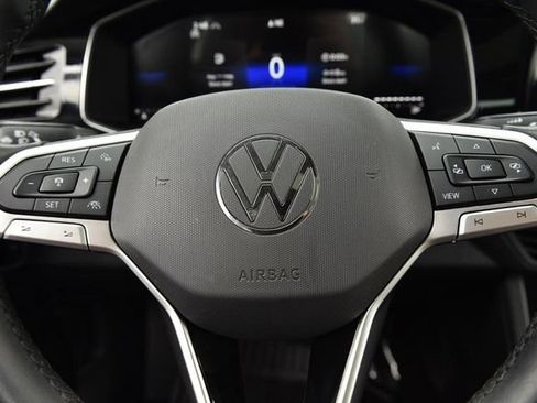 Used 2025 Volkswagen Jetta SE FWD image 19
