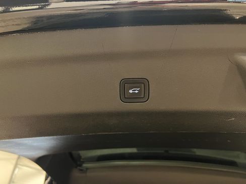 Used 2022 GMC Yukon SLT w/ SLT Luxury Package image 32