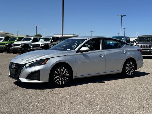 Used 2023 Nissan Altima 2.5 SV image 2