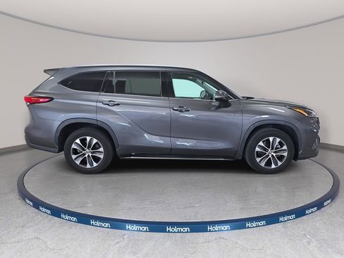 Used 2022 Toyota Highlander XLE image 6