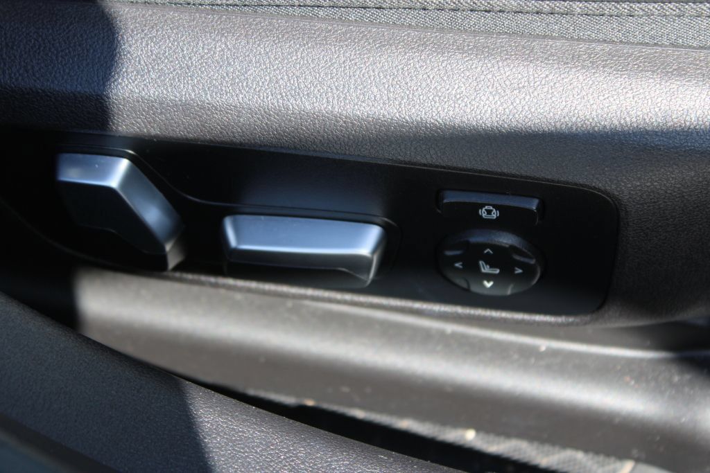 Used 2021 BMW 330i Sedan w/ M Sport Package RWD image 13