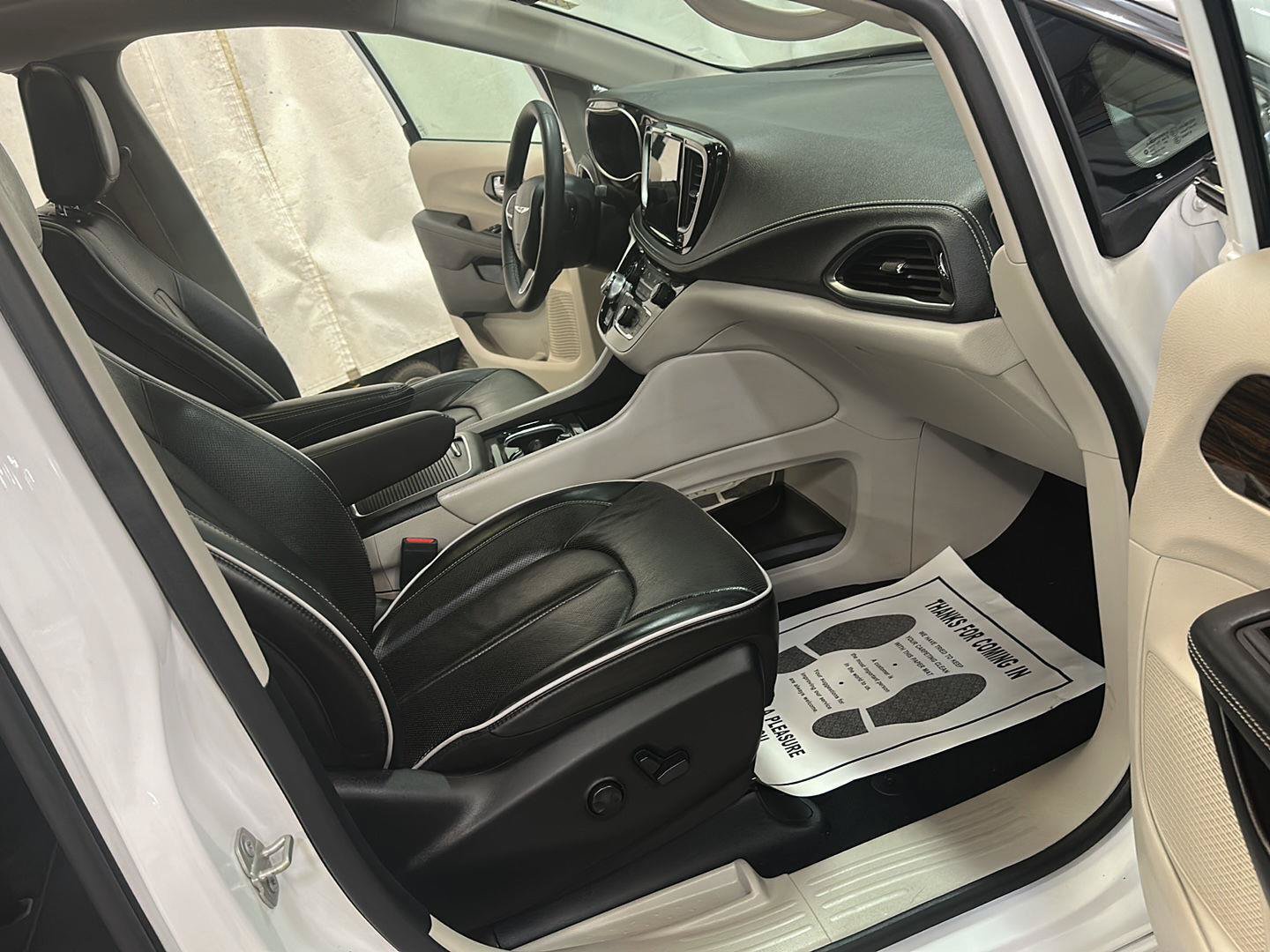 Certified 2023 Chrysler Pacifica Limited FWD image 31
