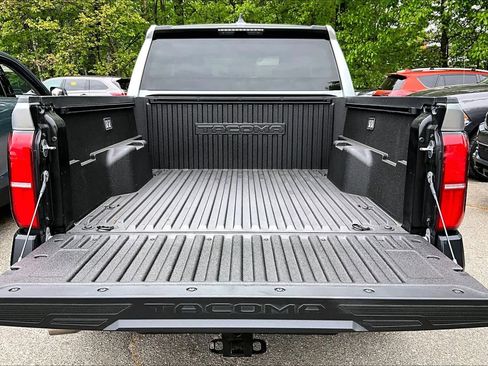 Used 2025 Toyota Tacoma SR w/ SR Upgrade Package AWD/4WD image 30