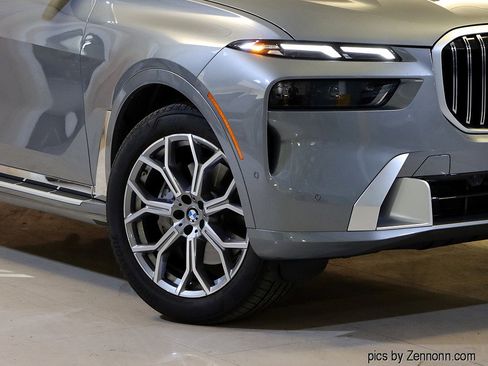 Used 2025 BMW X7 xDrive40i w/ Premium Package image 3