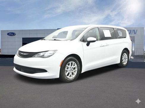 Used 2022 Chrysler Voyager LX FWD image 6