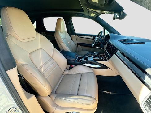 Used 2019 Porsche Cayenne Turbo image 34