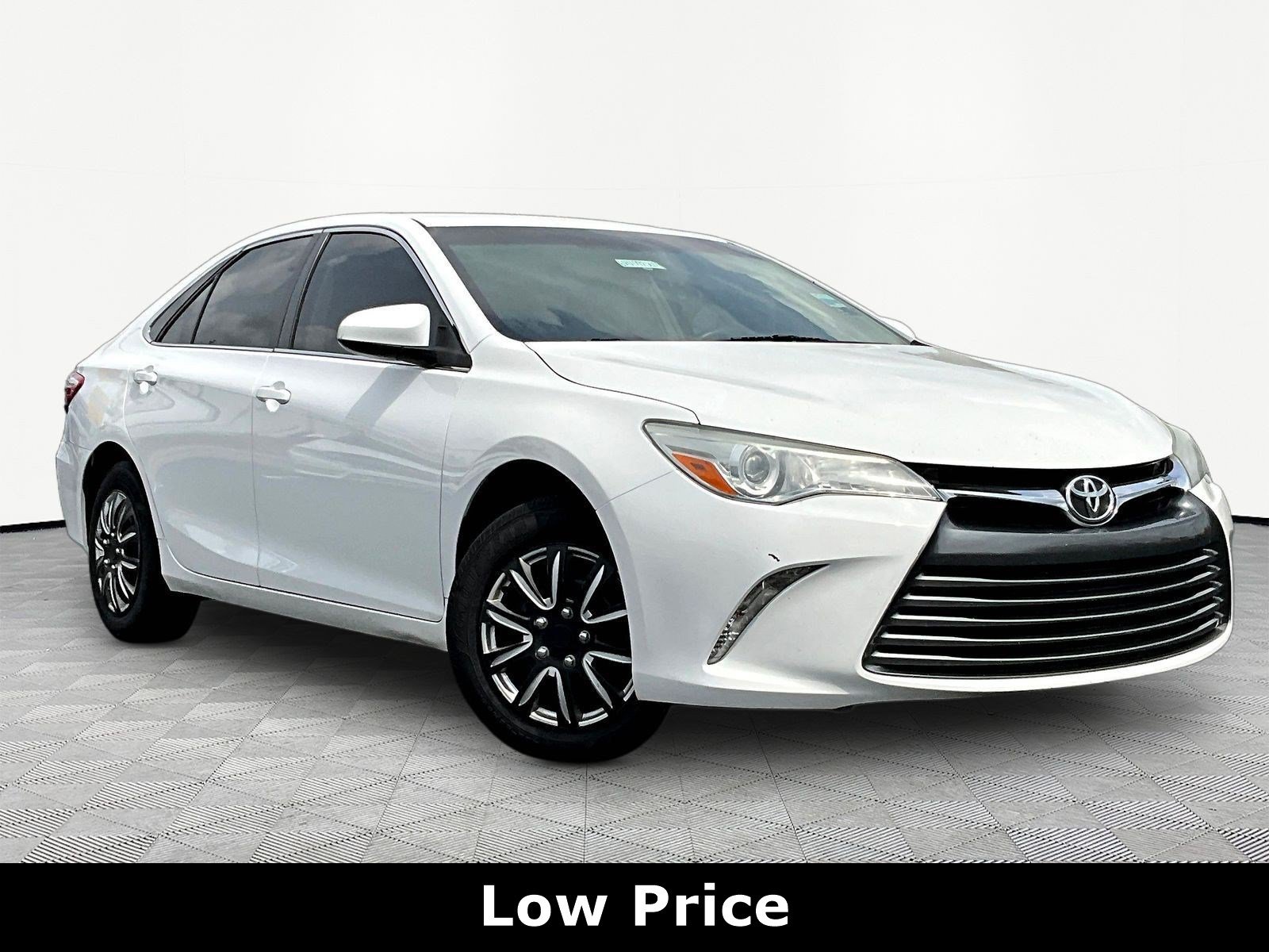 Used 2015 Toyota Camry LE FWD image 3