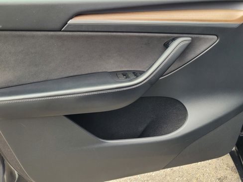 Used 2024 Tesla Model Y Long Range RWD image 16