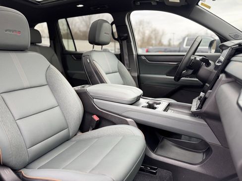 Used 2025 GMC Acadia AT4 w/ Luxury Package image 12