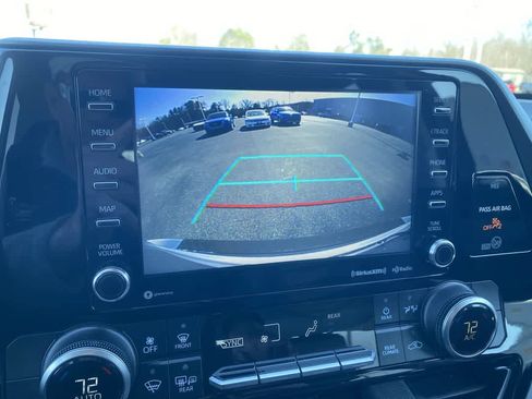 Used 2020 Toyota Highlander LE image 17