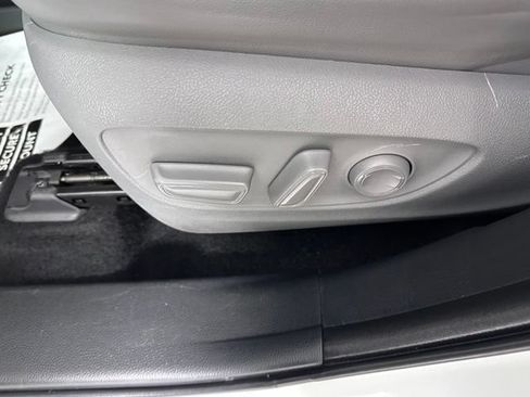 Used 2022 Toyota Highlander XLE AWD/4WD image 23