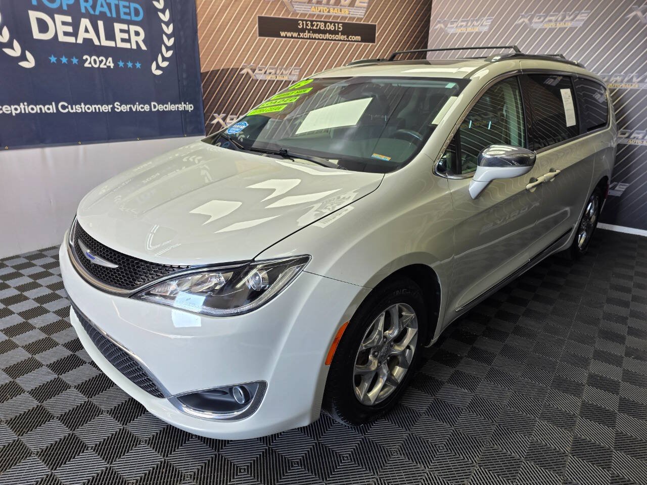 Used 2019 Chrysler Pacifica Limited FWD image 1