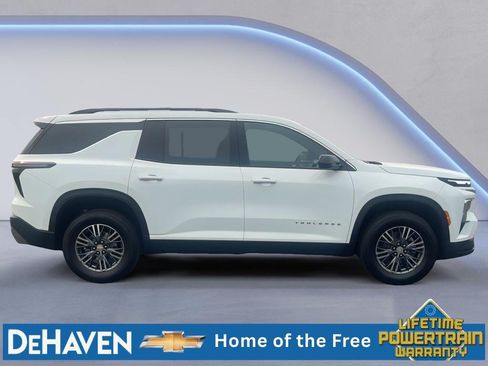Used 2025 Chevrolet Traverse LT FWD image 7
