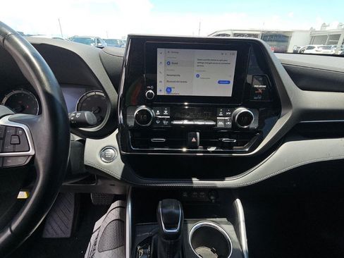 Used 2023 Toyota Highlander LE FWD image 10