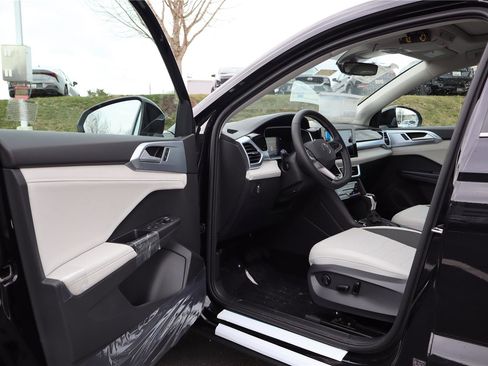 New 2026 Volkswagen Taos SE AWD/4WD image 11