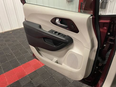 Used 2019 Chrysler Pacifica Limited w/ Tire & Wheel Group image 27